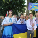 Grupa osób trzymająca flagę