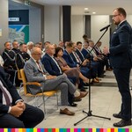 Wicemarszałek Łukaszewicz przemawia do zgromadzonych uczestników