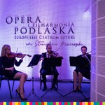 Troje muzyków na tle ściany z napisem Opera i Filharmonia Podlaska