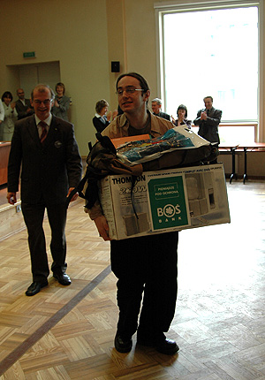 Zwycięzca po odebraniu nagród (Fot. M. Taradejna RDLP Białystok)