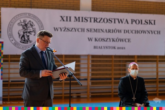 Mariusz Rytel z Urzędu Marszałkowskiego odczytuje list marszałka A. Kosickiego do zebranych. W tle widoczny abp Tadeusz Wojda
