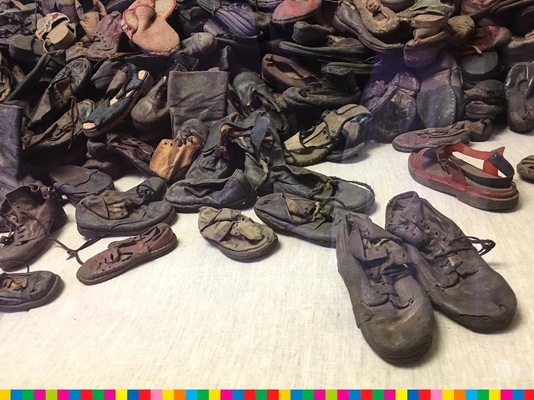 Rozrzucone na podłodze obuwie, które zostało po zamordowanych więźniach obozu