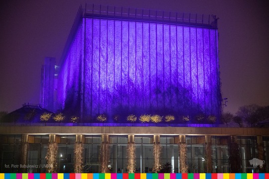 Oszklony budynek Opery w fioletowych barwach.