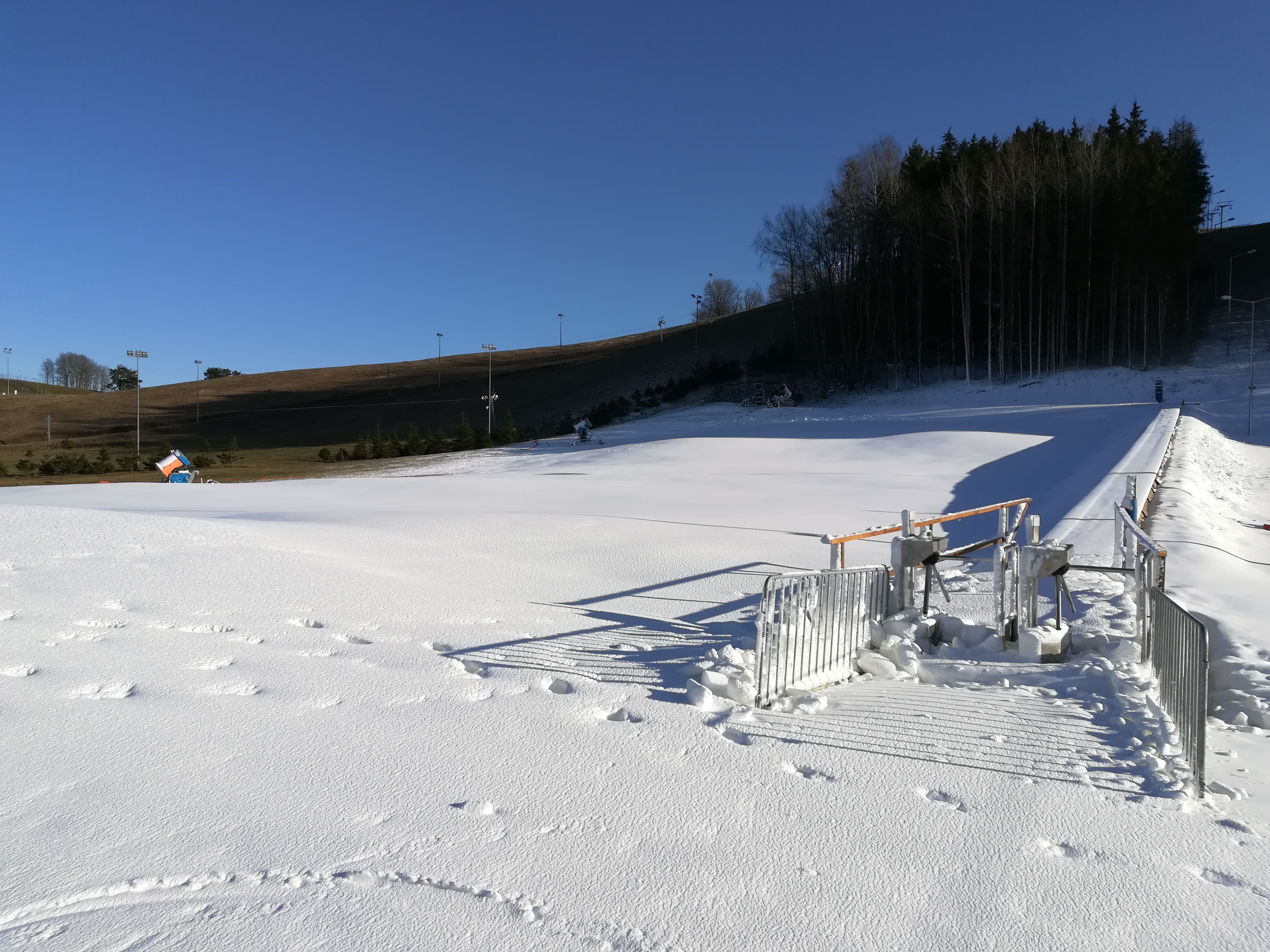 Ośnieożony stok narciarski w Szelmencie zimą 