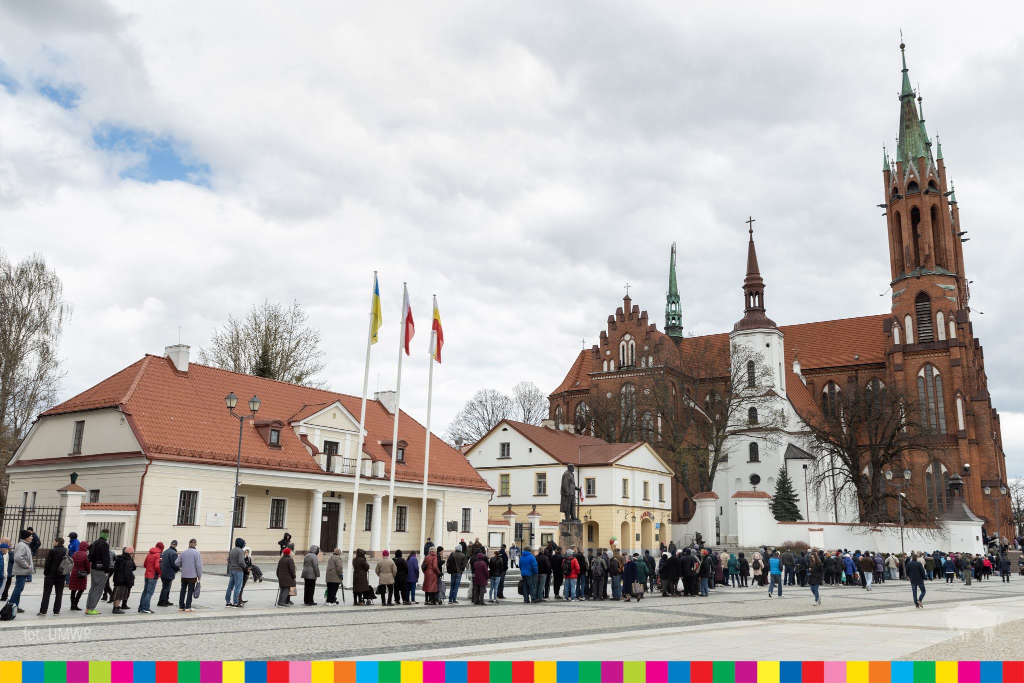 Kolejka ludzi na placu przed archikatedrą białostocką
